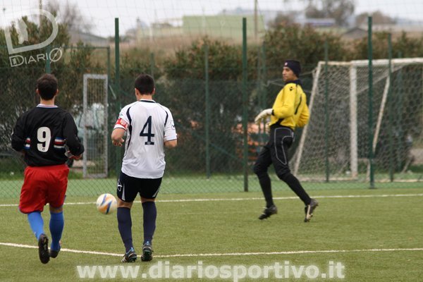 Luca Monni guarda sfilare il pallone sul fondo Luca Monni guarda sfilare il pallone sul fondo